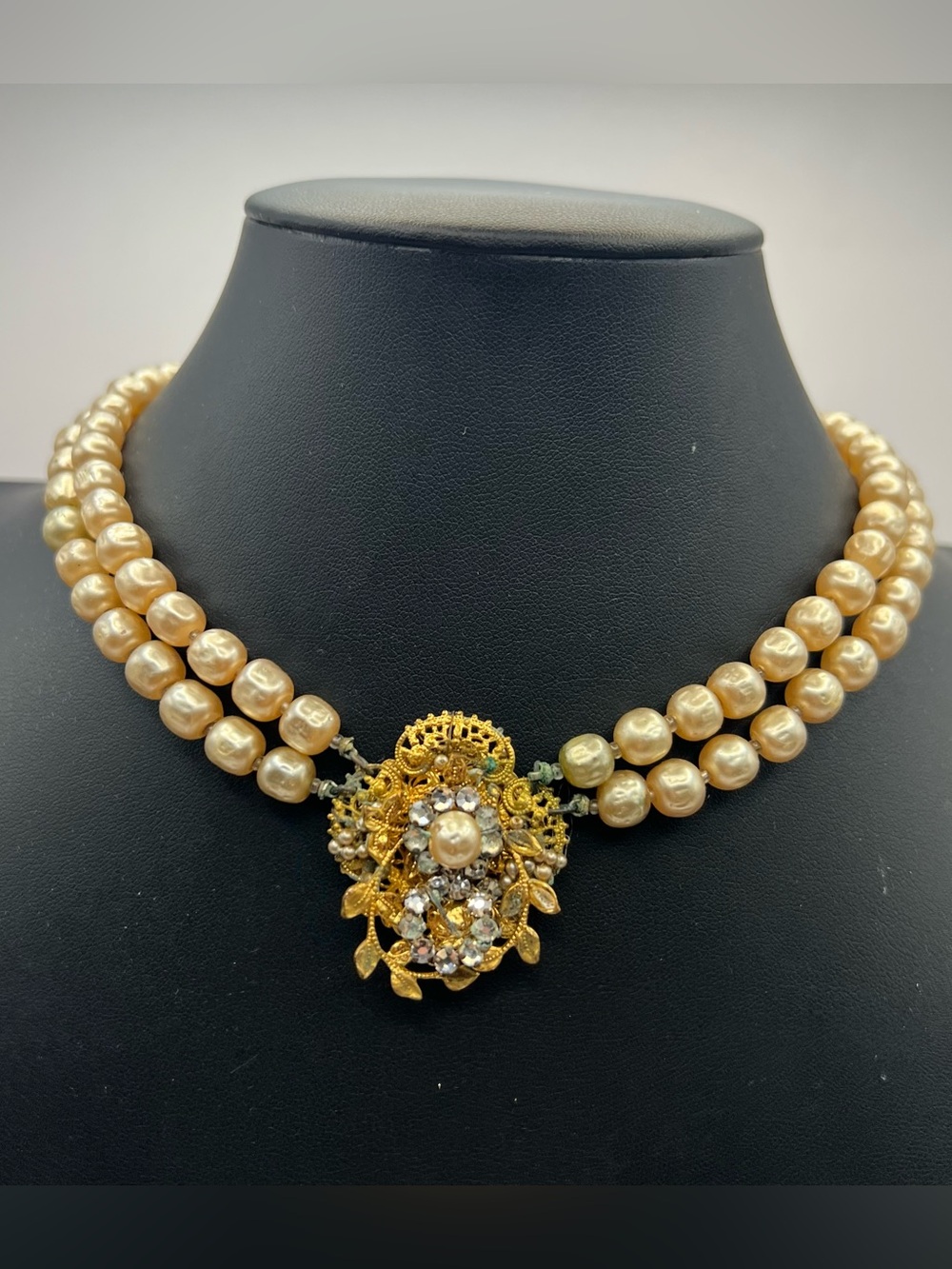 Unsigned Miriam Haskel Faux Pearl Chiker Necklace w/ Filagree Centerpiece - Picture 2 of 12